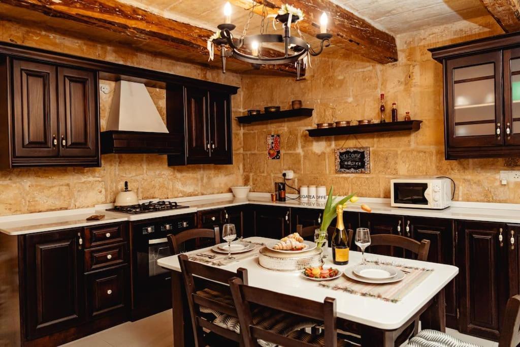 Enchanting 2Bdr Townhouse In Valletta Centre! Bagian luar foto