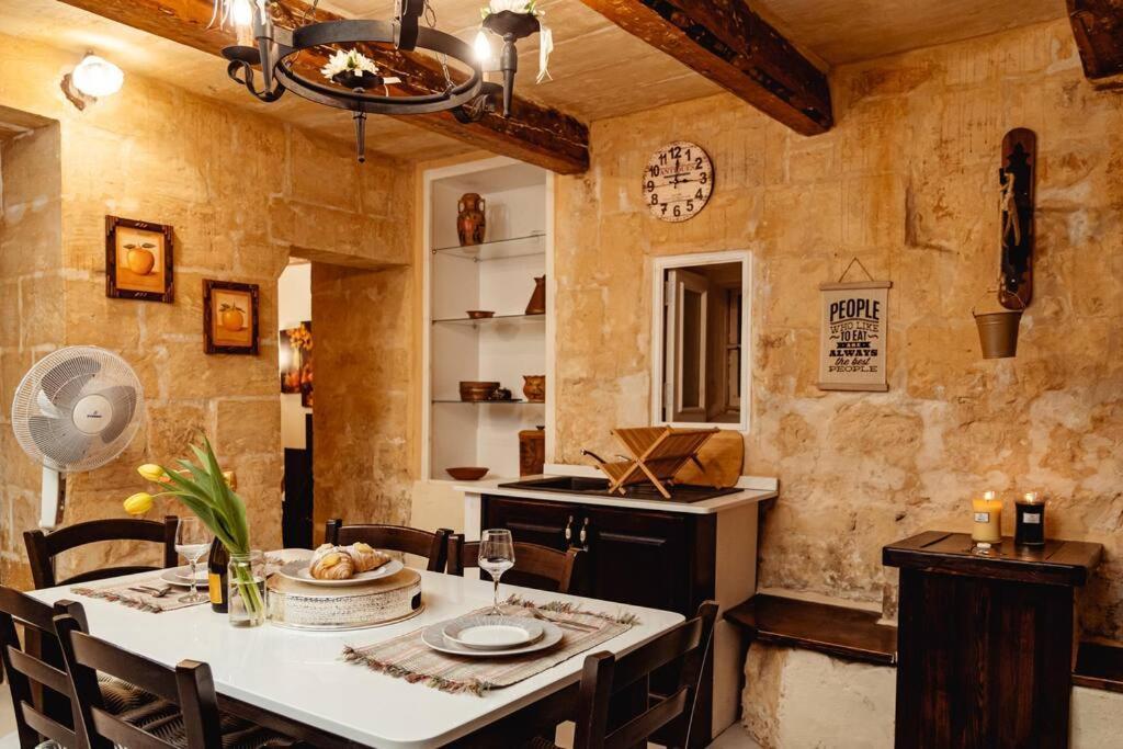 Enchanting 2Bdr Townhouse In Valletta Centre! Bagian luar foto
