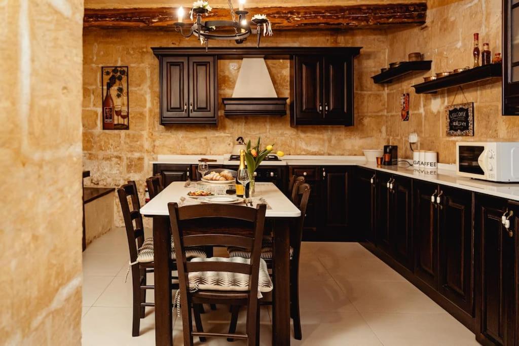 Enchanting 2Bdr Townhouse In Valletta Centre! Bagian luar foto