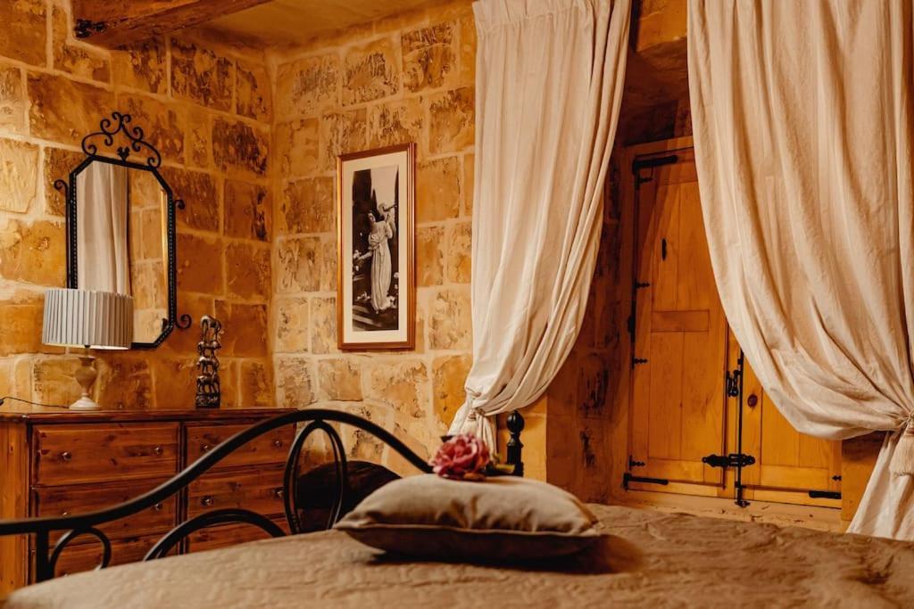 Enchanting 2Bdr Townhouse In Valletta Centre! Bagian luar foto