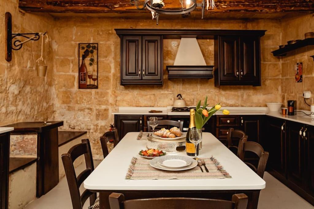 Enchanting 2Bdr Townhouse In Valletta Centre! Bagian luar foto